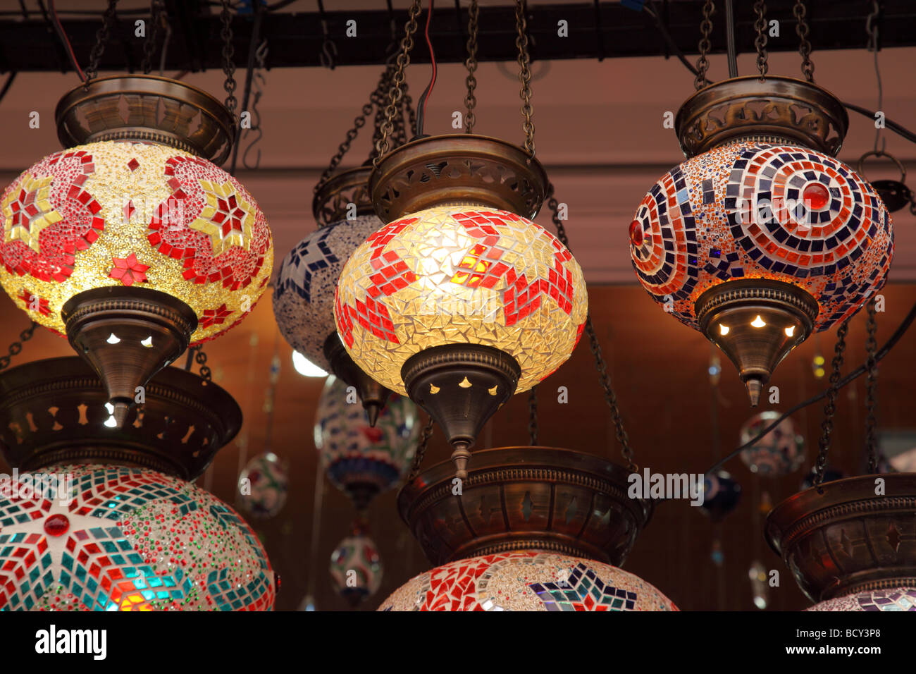 Lampes turques traditionnelles en mosaïque illuminées dans une boutique du bazar de Bodrum, Turquie Banque D'Images