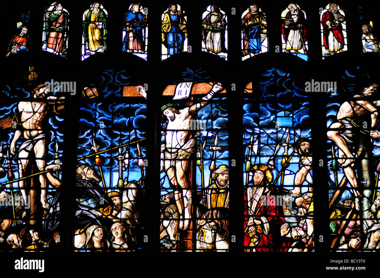 L'Est Un vitrail illustrant la cruxifiction à Peterhouse College Chapel, Cambridge en Angleterre UK Banque D'Images