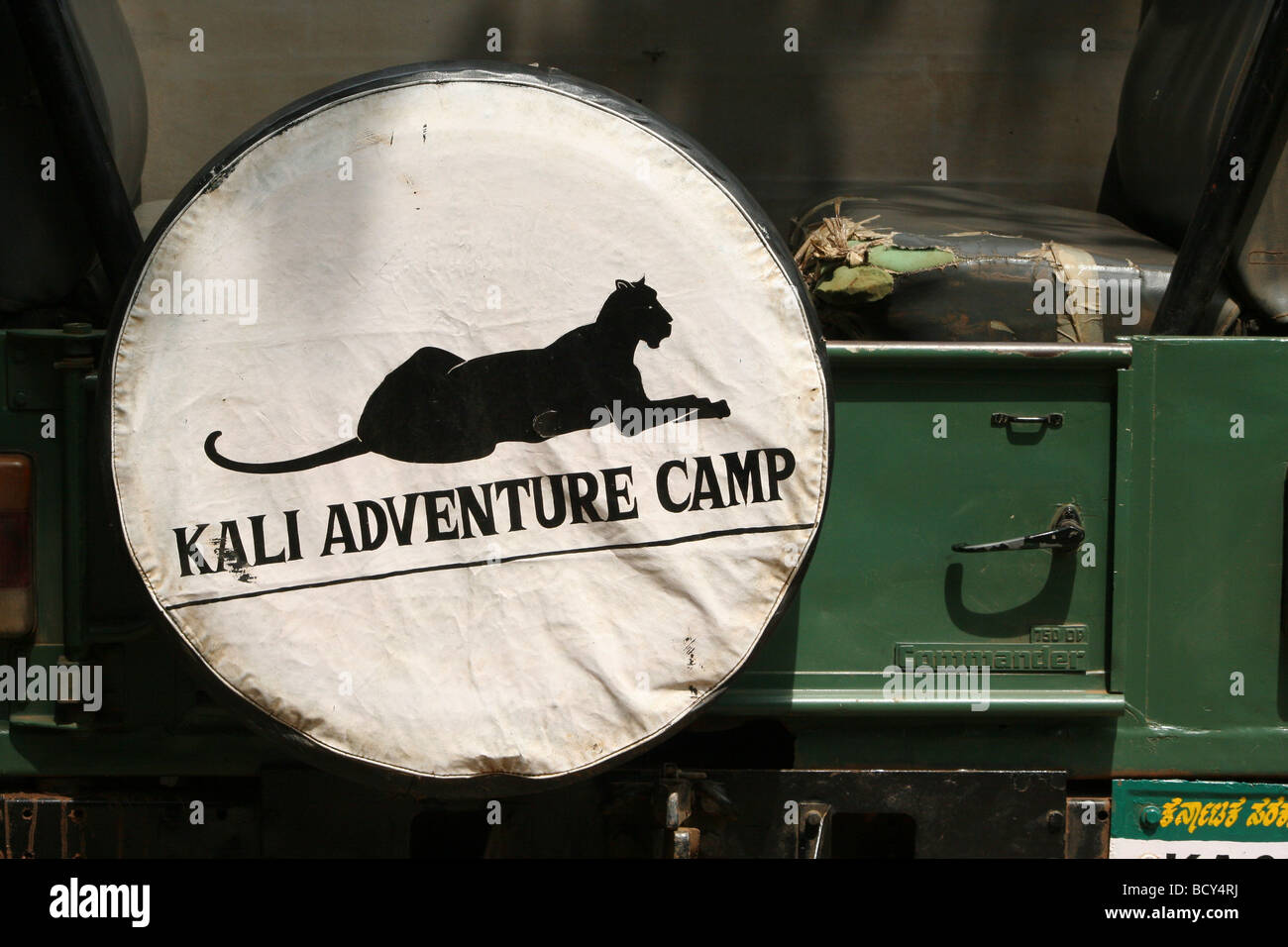 Un couvercle de roue porte le symbole de la Kali Adventure Camp, à proximité du Parc National Anshi, à Karnataka, en Inde. Banque D'Images