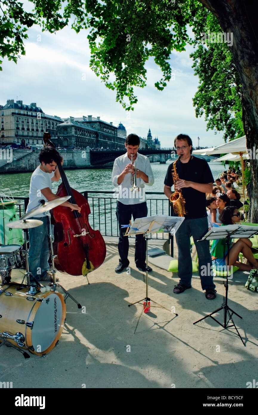 Paris France, événements publics, groupe Jazz Band gratuit sur la Seine plage au Festival d'été Paris plages, adolescents à la musique d'été Banque D'Images