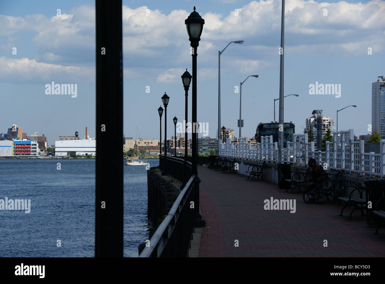 Une promenade le long de l'East River dans les quartiers chics de Manhattan New York Banque D'Images