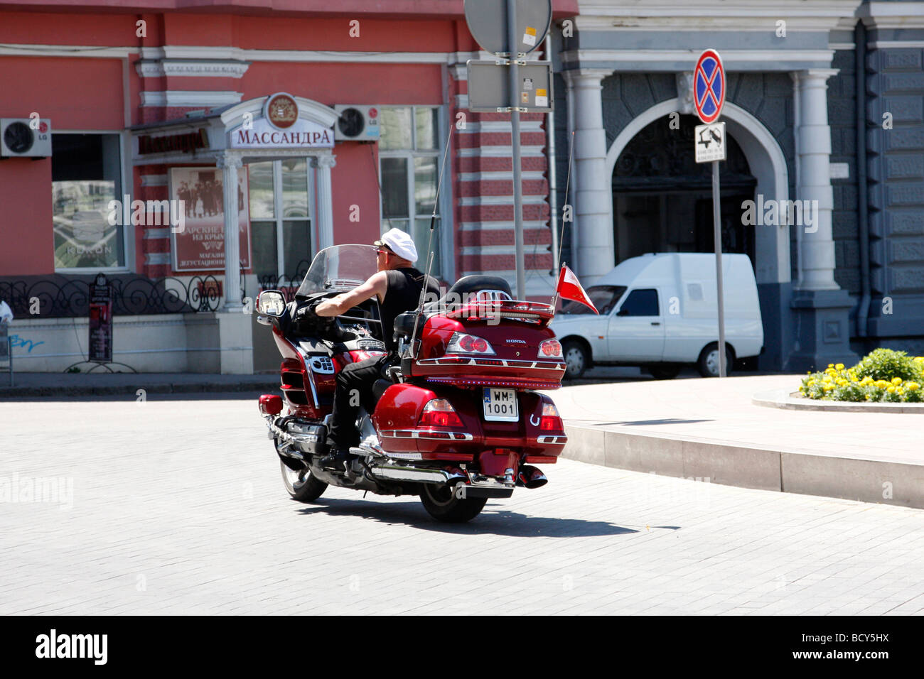 Un motard se déplace en véhicule de luxe sur la place Ekaterininskaya à Odessa en 2000s Banque D'Images