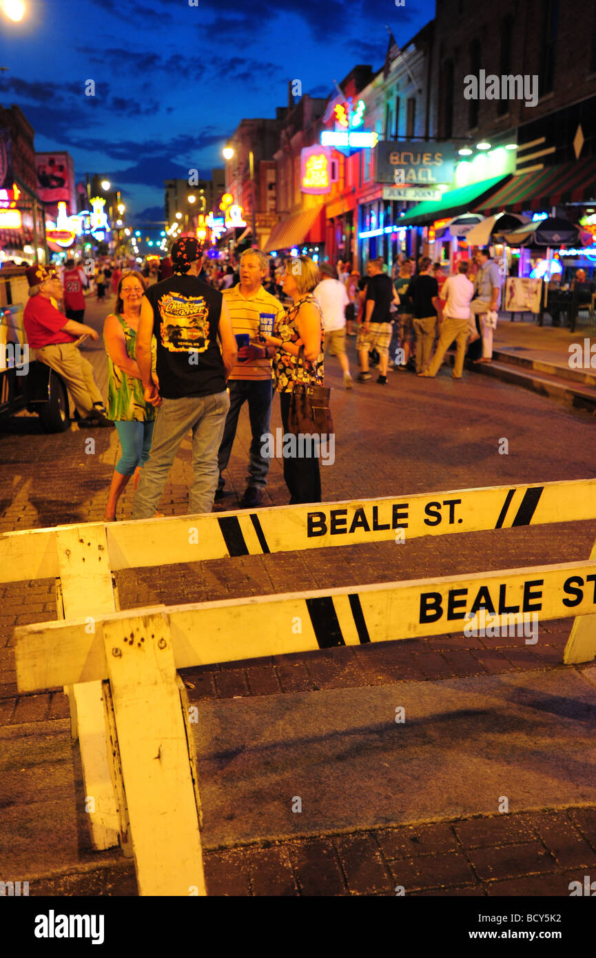 Tennessee Memphis Beale Street foules se rassemblent le samedi soir Banque D'Images