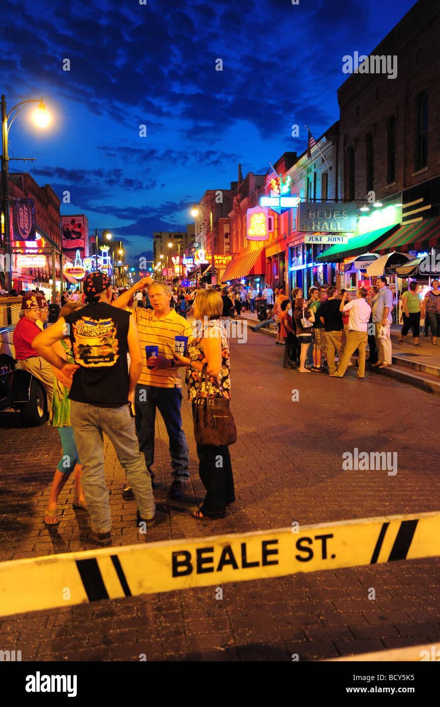 Tennessee Memphis Beale Street foules se rassemblent le samedi soir Banque D'Images