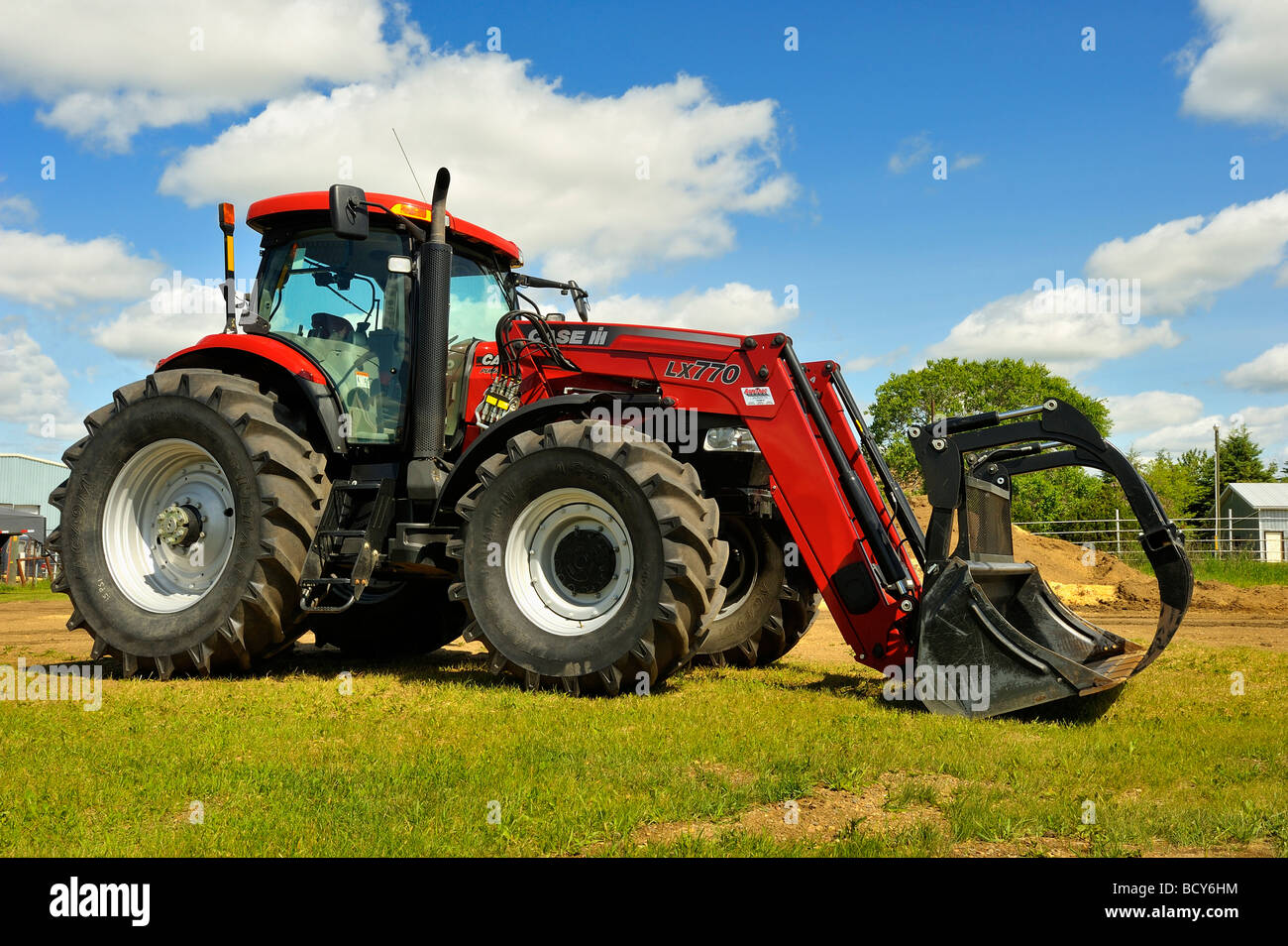 Un gros tracteur agricole rouge Banque D'Images