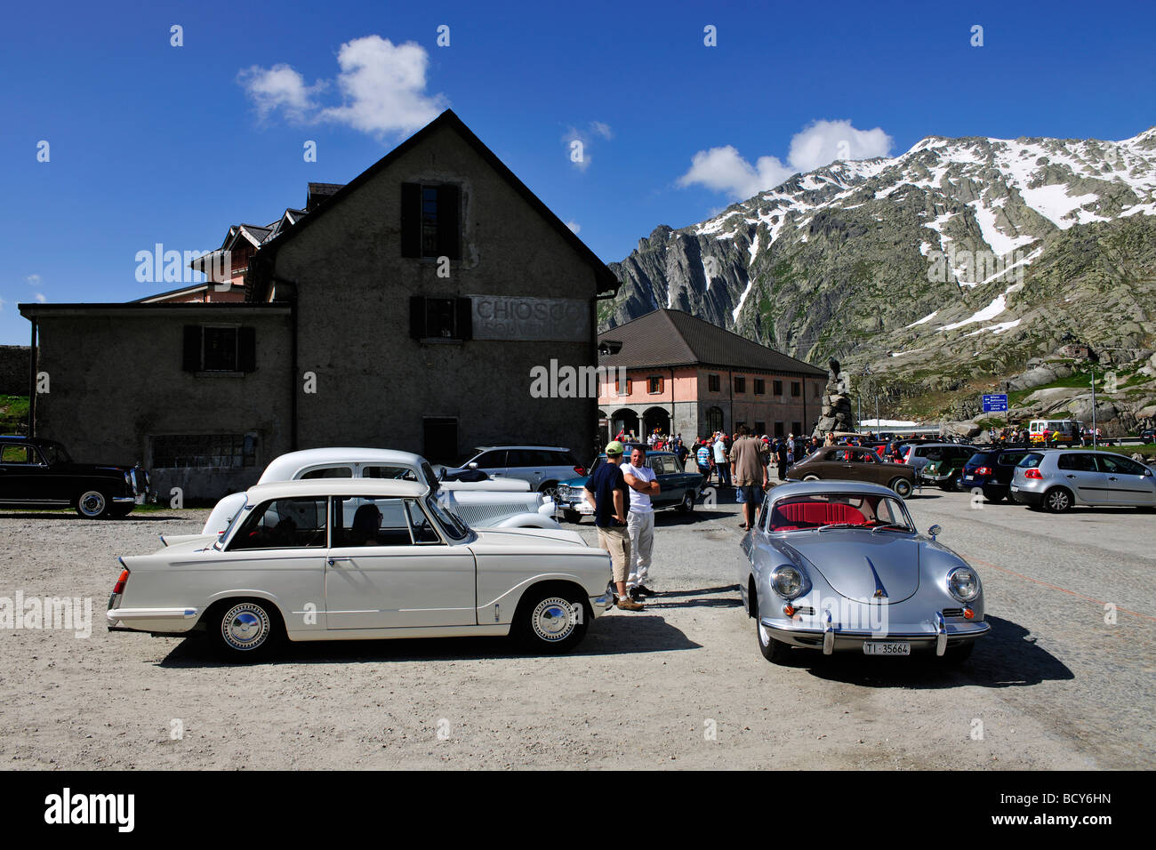 Voitures anciennes sur Gotthardpasshoehe, Suisse, Europe Banque D'Images