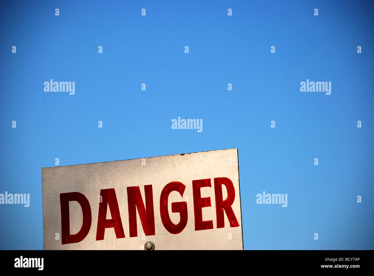 Panneau de danger rouge et blanc Banque de photographies et d’images à ...