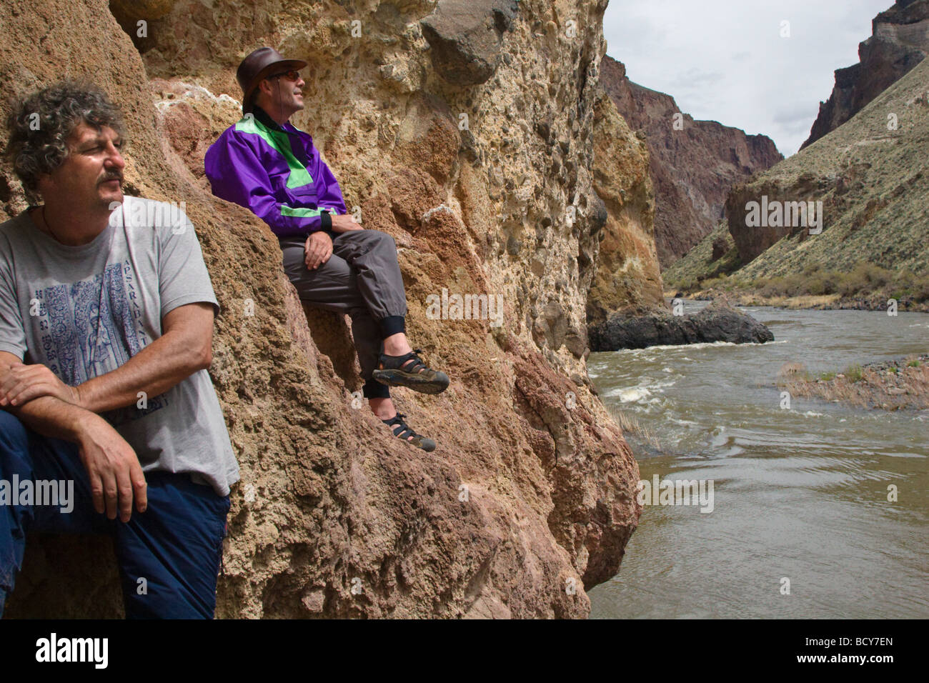 Photographe CRAIG LOVELL et son frère Todd dans le Wild and Scenic VALLEY RIVER gorge l'Est de l'Oregon Banque D'Images