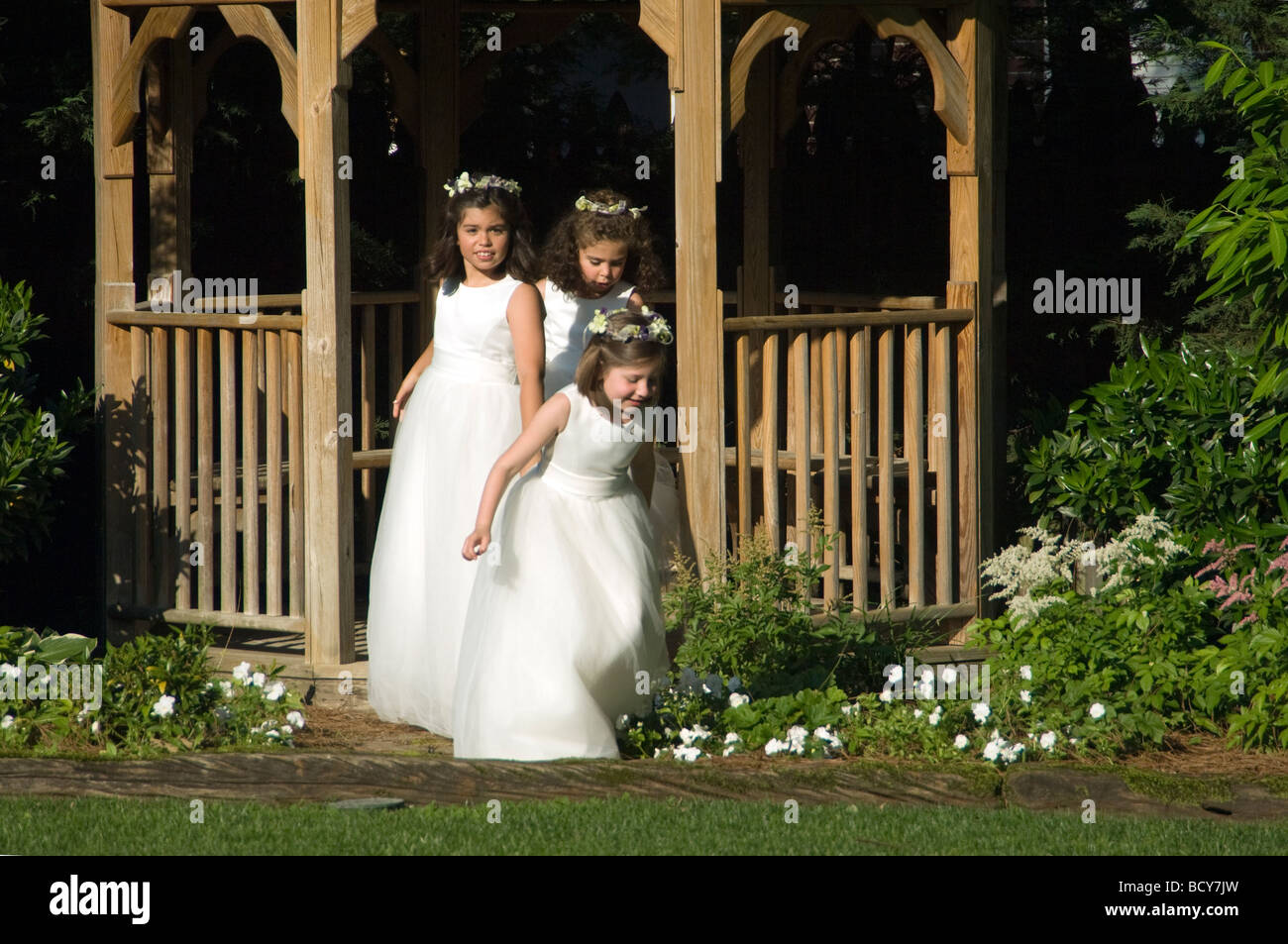 Trois filles de fleur dans un gazebo. Banque D'Images