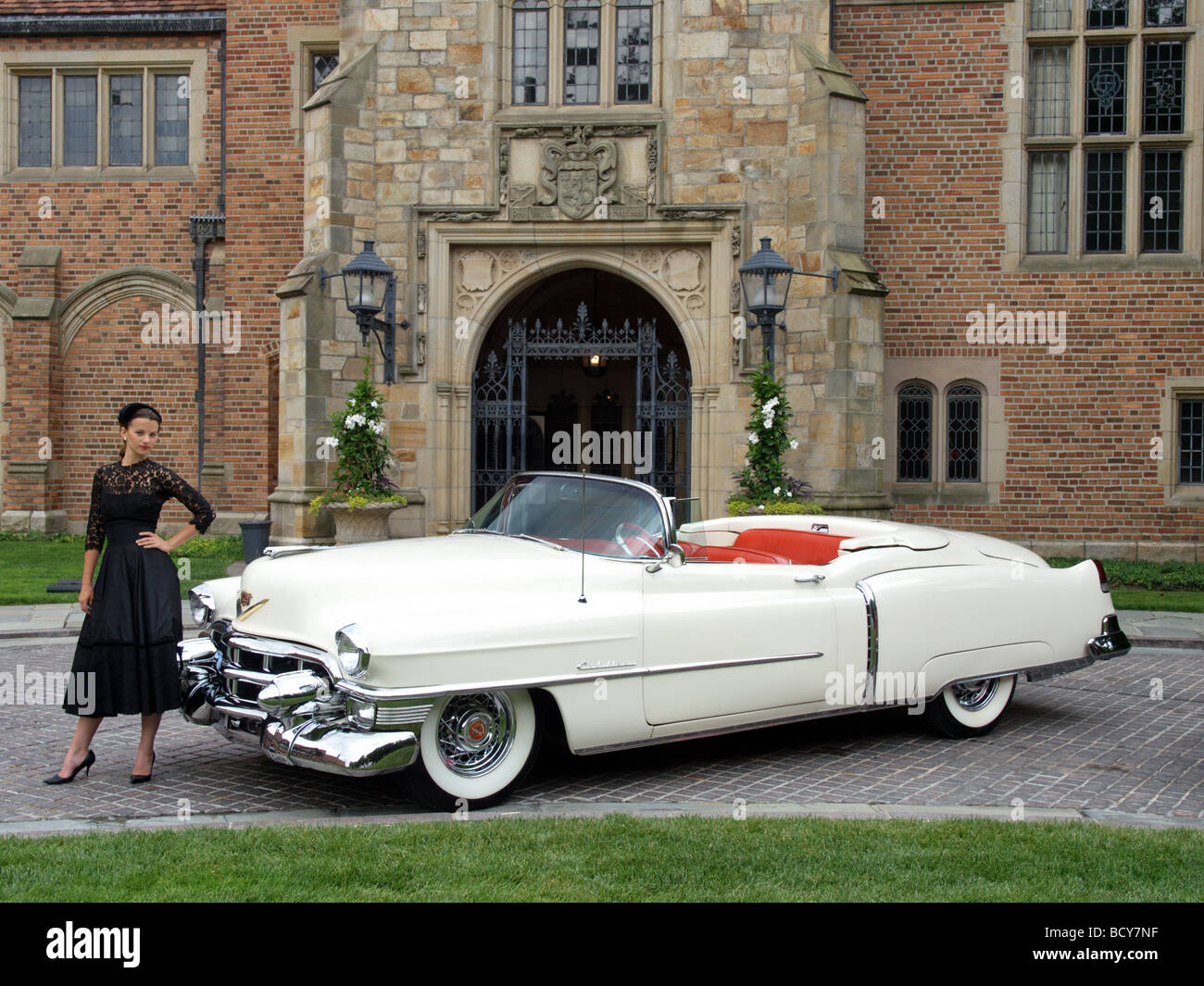 1953 Cadillac Eldorado Avec modèle en tenue d'époque . Banque D'Images