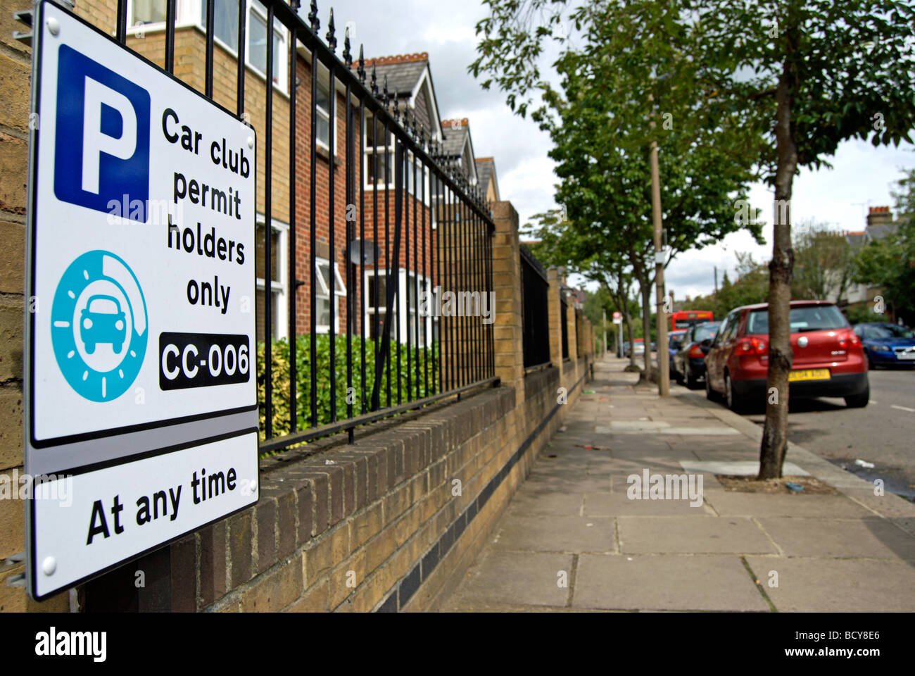 Les détenteurs de permis de club de voiture parking sign, sur une rue résidentielle à mortlake, au sud-ouest de Londres, Angleterre Banque D'Images