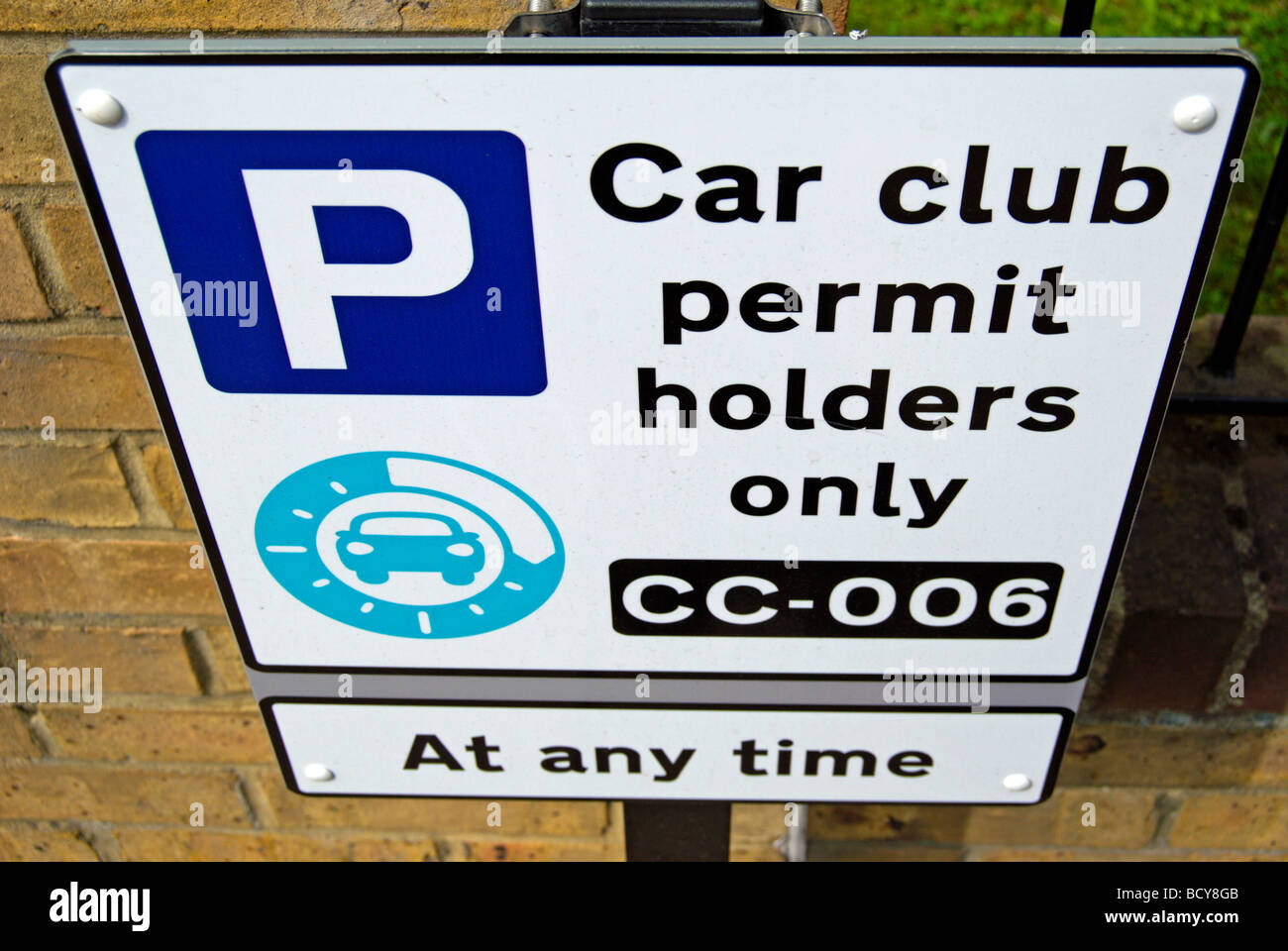 Les détenteurs de permis de club de voiture parking sign, sur une rue résidentielle à mortlake, au sud-ouest de Londres, Angleterre Banque D'Images