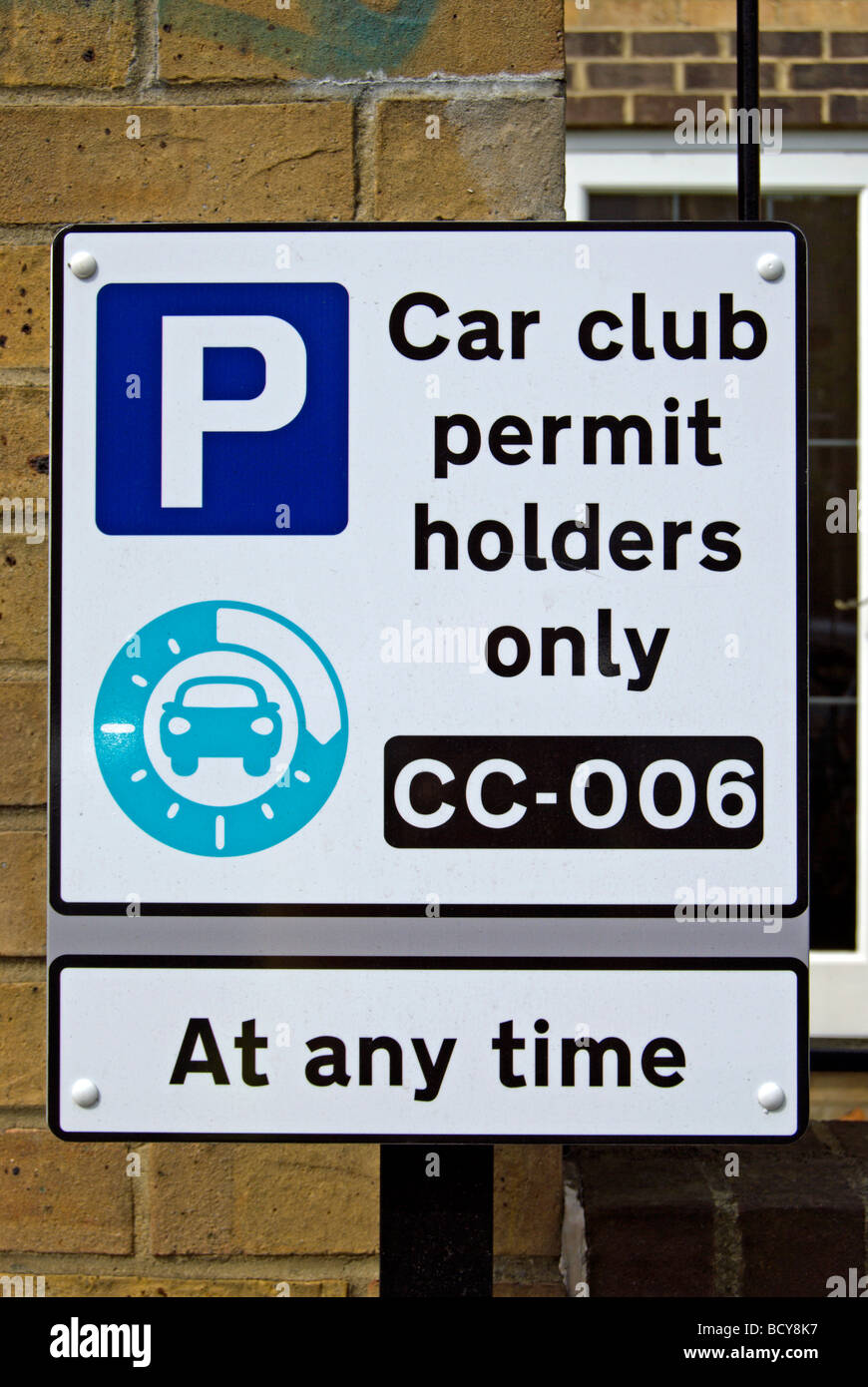 Les détenteurs de permis de club de voiture parking sign, sur une rue résidentielle à mortlake, au sud-ouest de Londres, Angleterre Banque D'Images