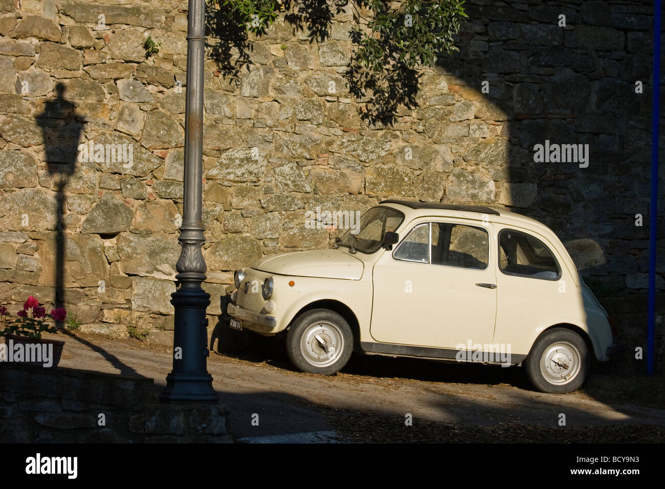 Ancienne Fiat 500 dans soleil du soir en Toscane Italie Photo Stock - Alamy