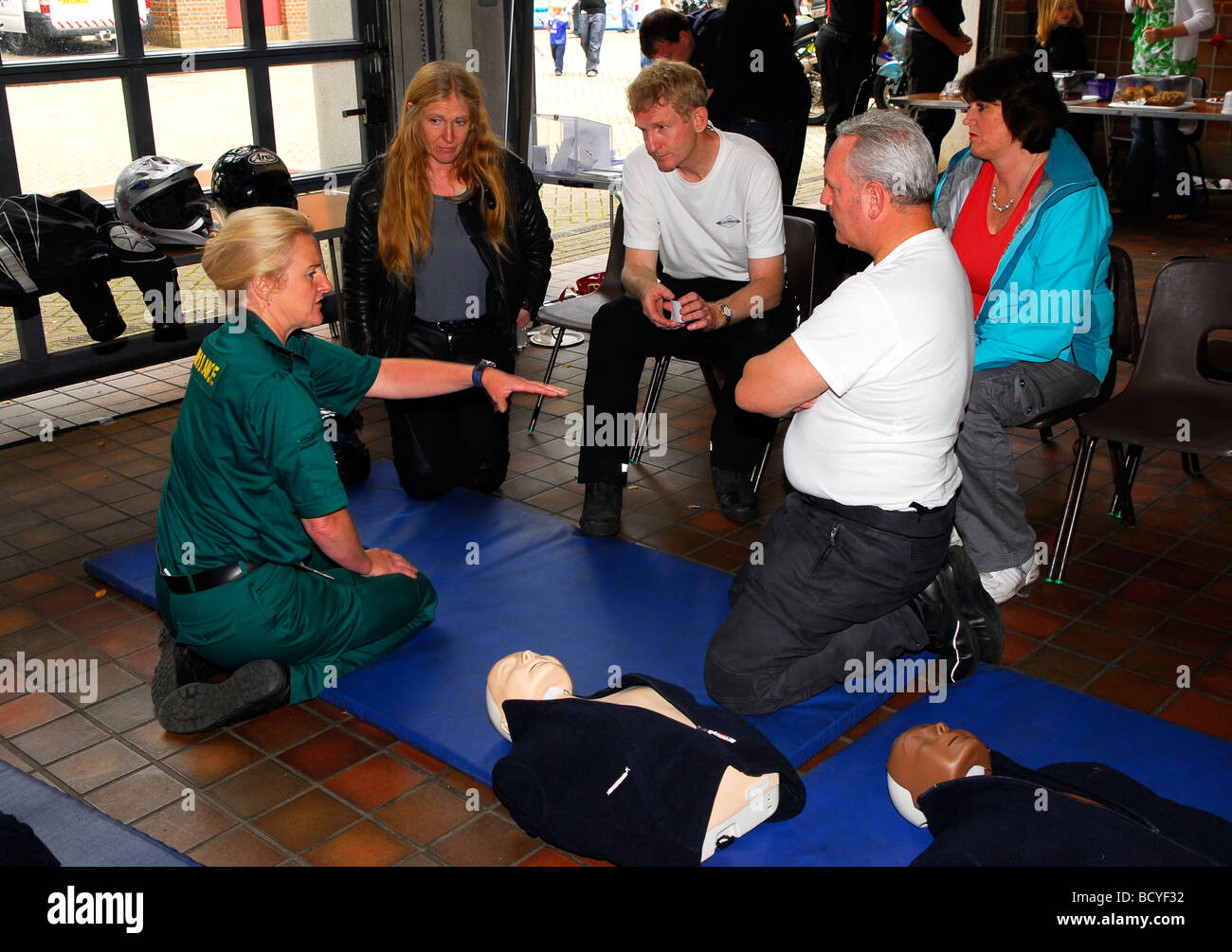 Female paramedic démontrant la RCR (réanimation cardiorespiratoire) en vue pour les visiteurs à la caserne de journée portes ouvertes, Bordon, Hampshire, Royaume-Uni Banque D'Images