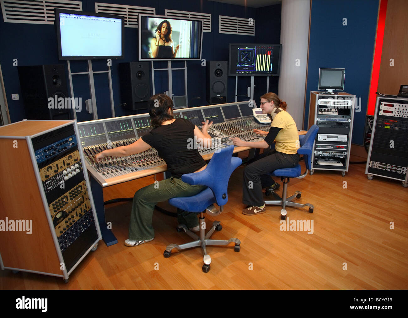 Les étudiants en ingénierie du son et audio en surround studio, Duesseldorf, Allemagne Banque D'Images