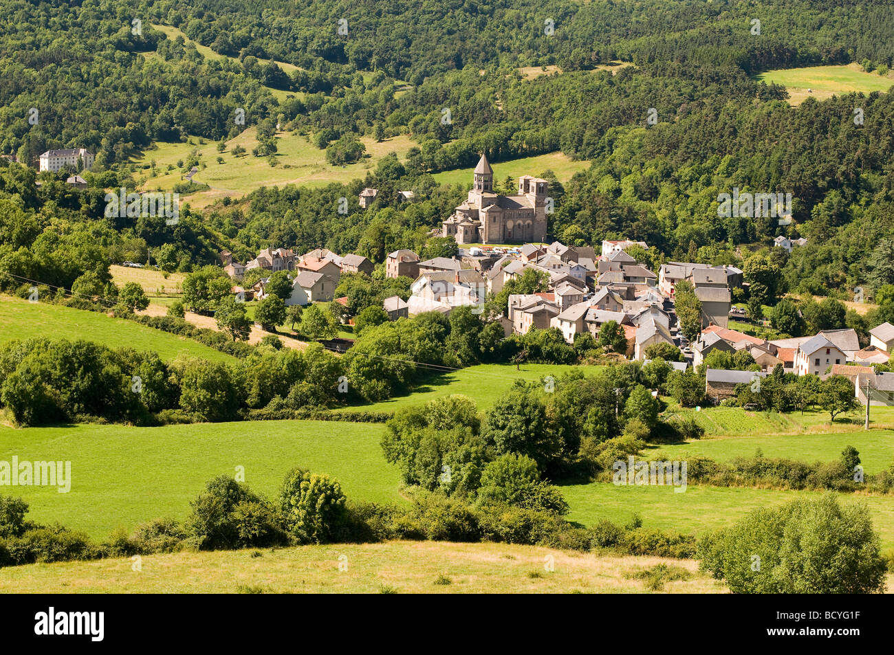 Vue sur village et l'église de Saint-Nectaire Auvergne France Banque D'Images