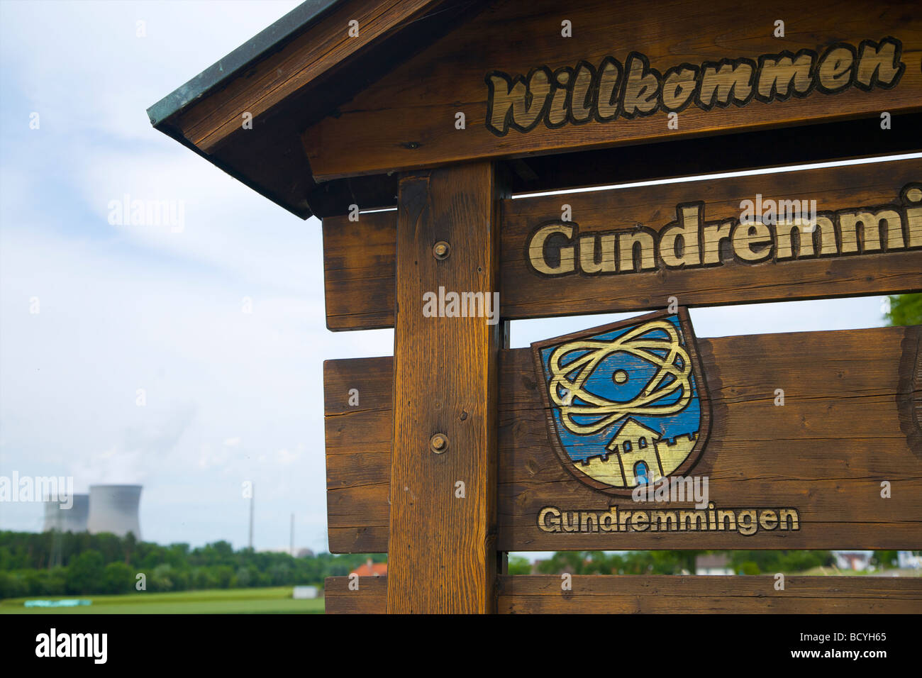 Panneau de bienvenue avec atomic emblème de la petite ville de Gundremmingen en Bavière, Allemagne ; centrale nucléaire dans l'arrière-plan Banque D'Images