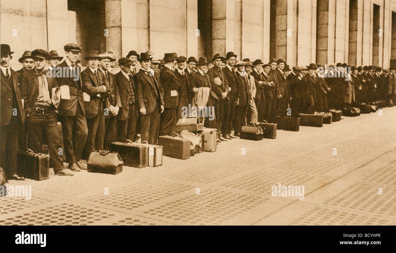 Les recrues en attente d'Amérique pour le transport pour les prendre à des camps d'entraînement en 1917. Banque D'Images