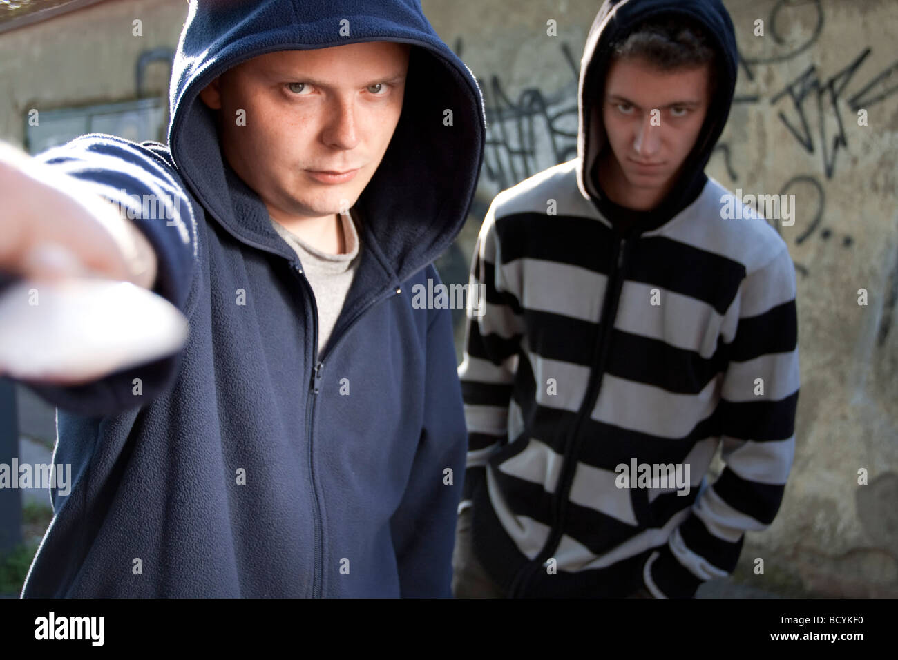 L'homme menace avec couteau de poche Banque D'Images