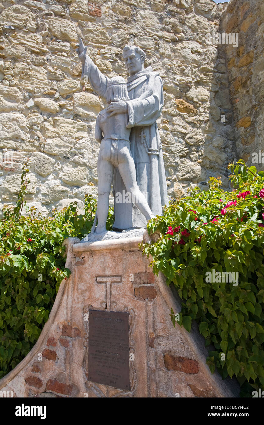 Statue de Père Junipero Serra et le jeune Indien, la Mission de San Juan Capistrano, Orange County, Californie, USA Banque D'Images