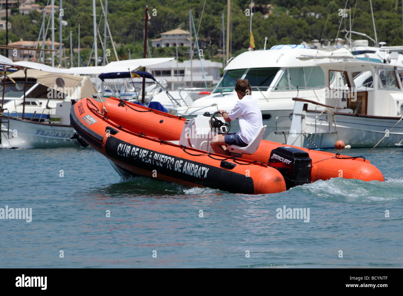 Un bateau gonflable rigide dans une marina Banque D'Images