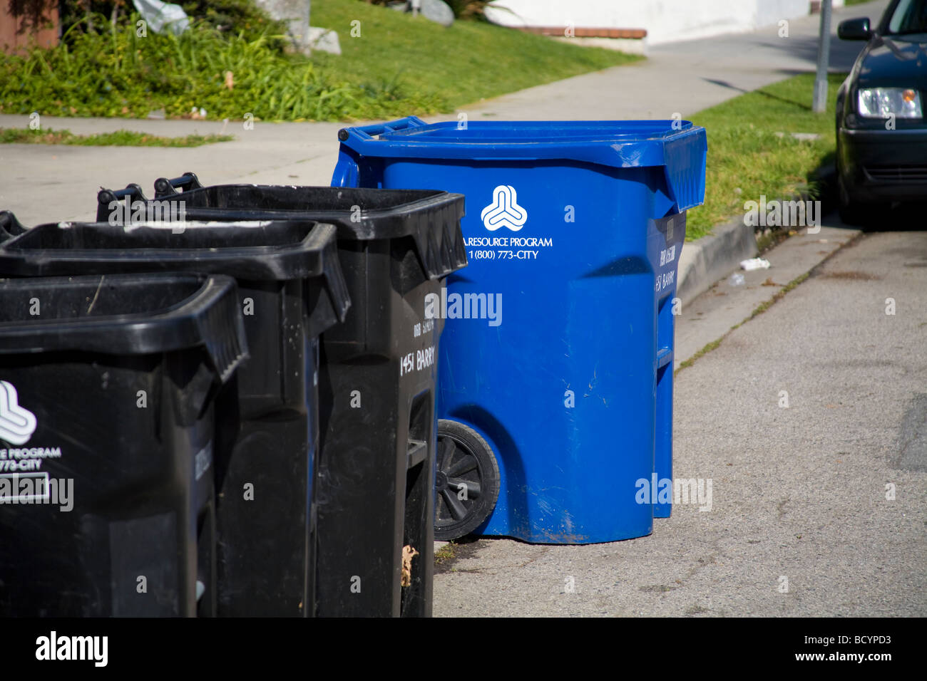 Une poubelle bleue pour la ville de Los Angeles Bureau international de l'assainissement de la ville Ressources humaines solide programme de recyclage. Banque D'Images