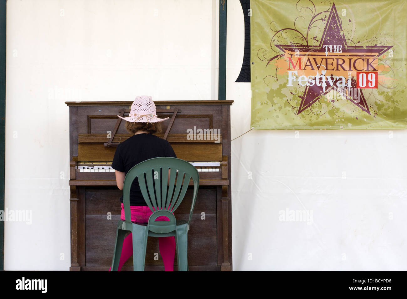 Jeune fille dans un chapeau de cow-boy rose joue du piano à l'Maverick alt-country music festival à Suffolk Banque D'Images