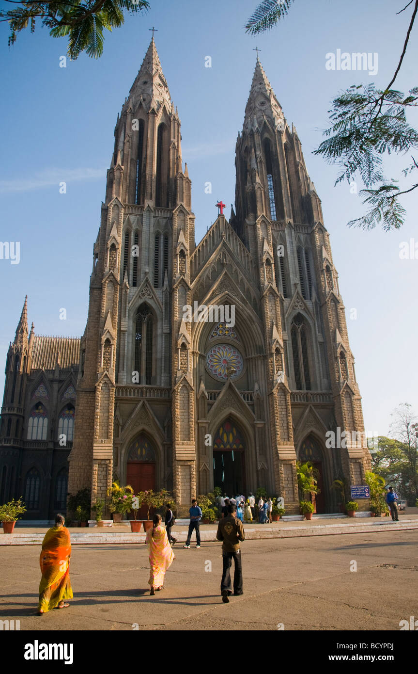 Les fidèles chrétiens indiens aller à la messe à la Cathédrale St Jean à Mysore Karnataka Inde du Sud Banque D'Images