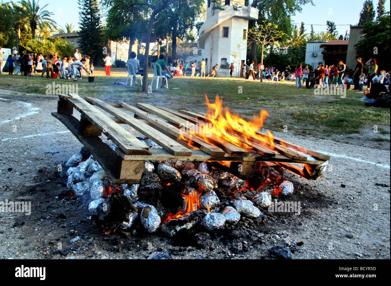 Israël Kibboutz Ashdot Yaacov Jordan Valley Lag Ba Omer fête avec un feu de cuisson en papillote de pommes de terre dans l'incendie Banque D'Images