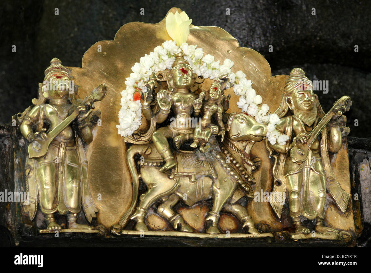 Plaque en laiton de Seigneur Shiva Équitation sa monture Nandi avec musiciens dans le Bull Temple, Bangalore, Inde Banque D'Images