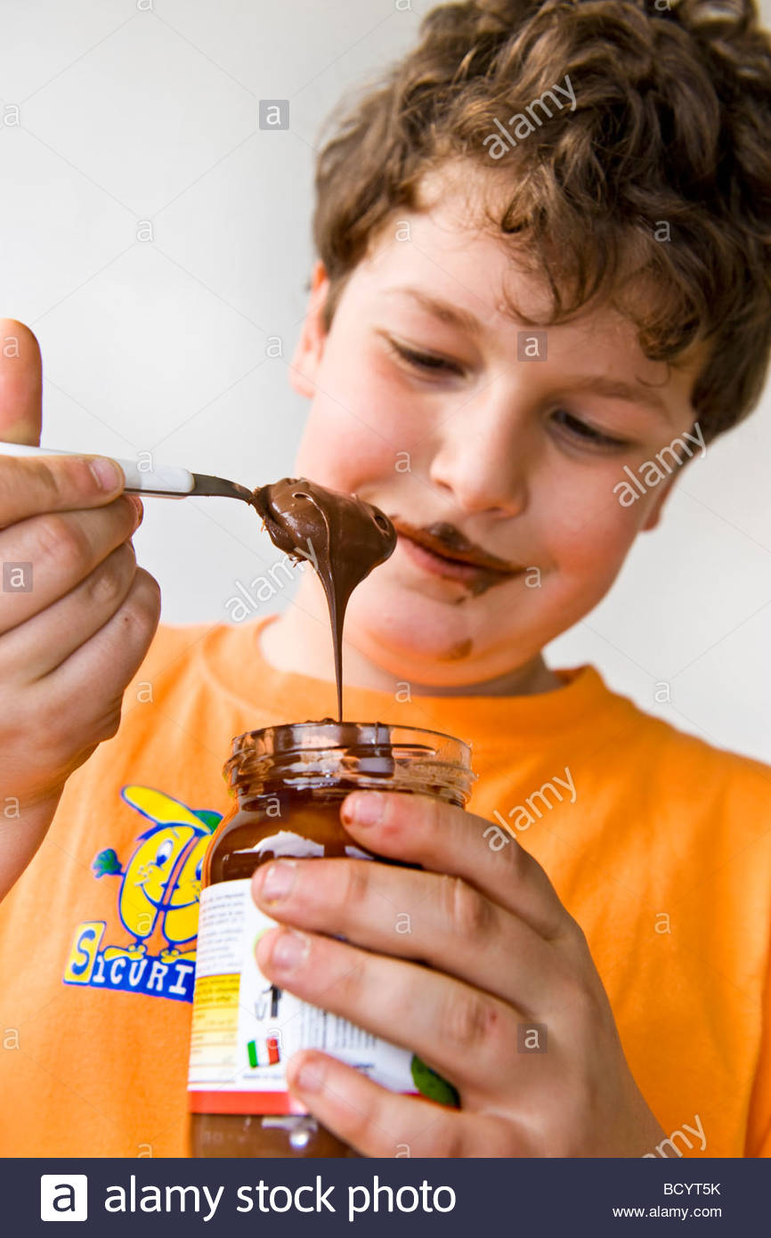 Enfant Qui Mange Le Chocolat Photo Stock Alamy