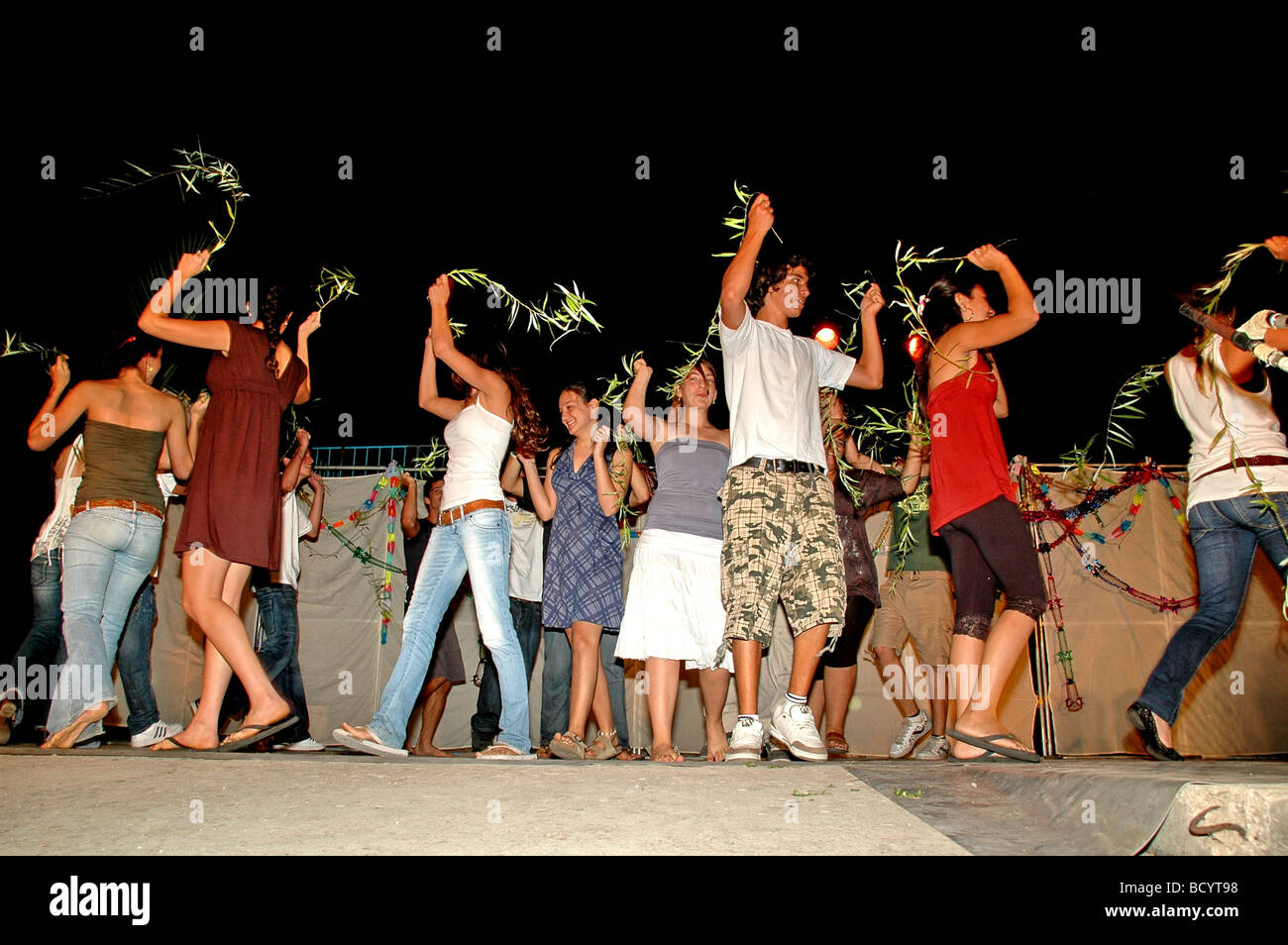 Israël Kibboutz Ashdot Yaacov Jordan Valley Soukkoth célébration au groupe de jeunes effectuant l'Aravah danse willow Banque D'Images