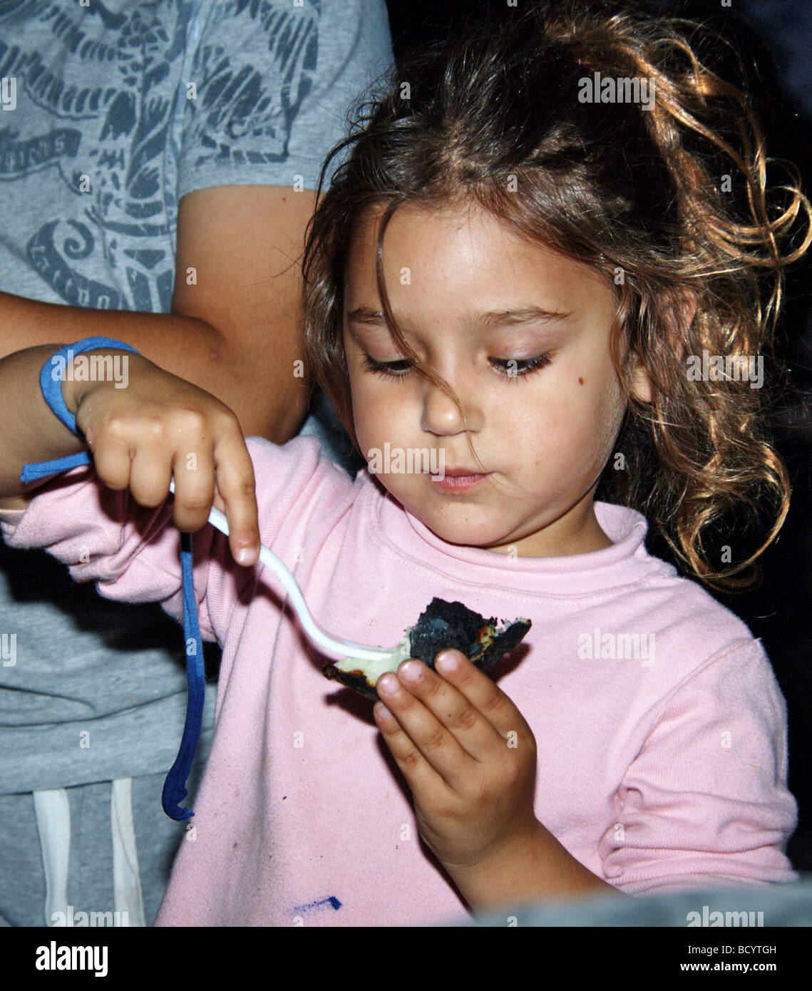 Israël Kibboutz Ashdot Yaacov Jordan Valley Lag Ba Omer célébration avec un feu enfant mangeant une pomme de terre au four de l'incendie Banque D'Images