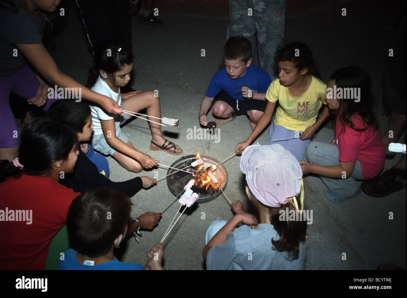 Israël Kibboutz Ashdot Yaacov Jordan Valley Lag Ba Omer fête avec un feu de cuisson enfants guimauves Banque D'Images