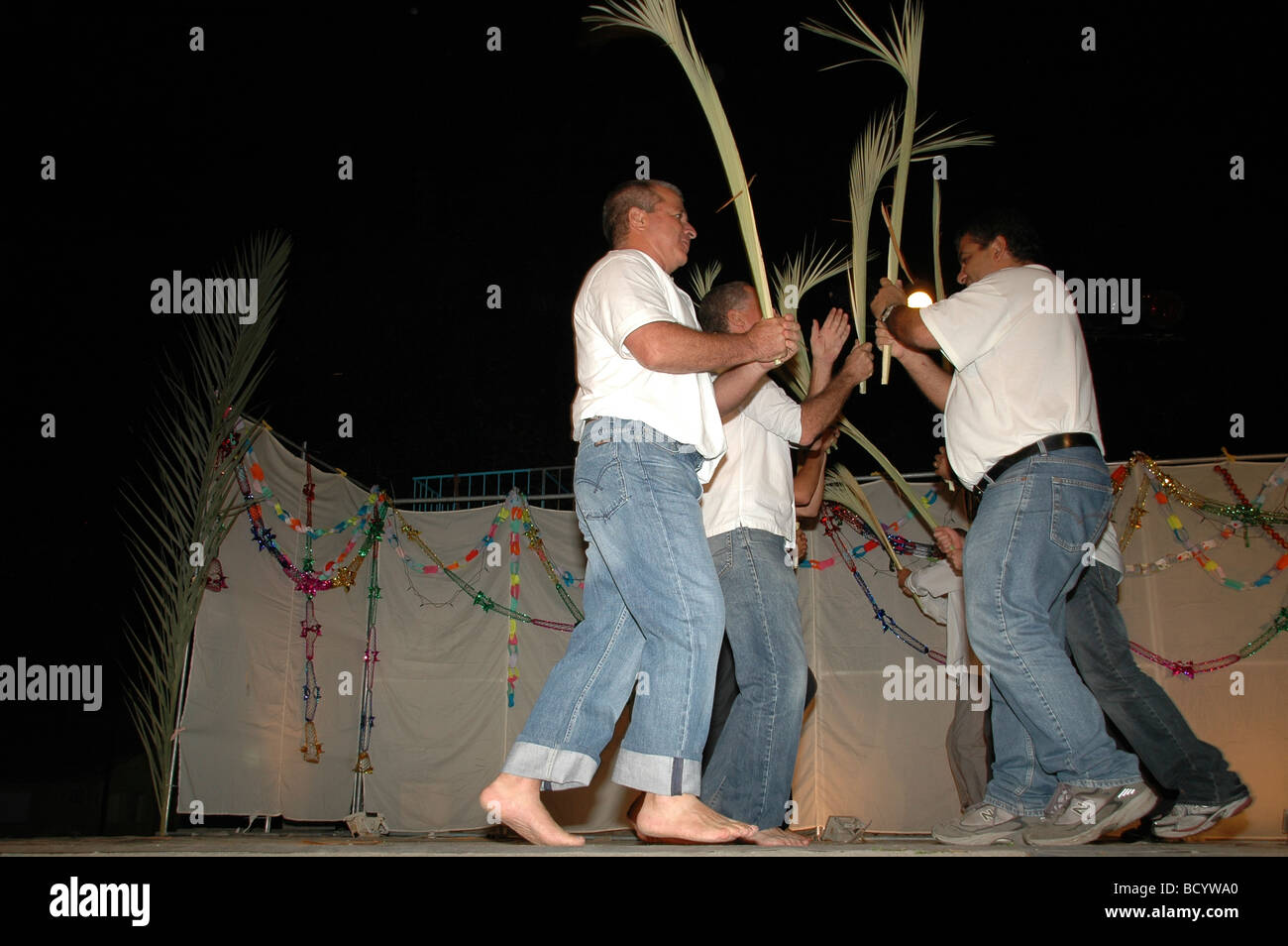 Israël Kibboutz Ashdot Yaacov Jordan Valley Soukkoth célébration Les hommes du kibboutz faisant le loulav palmier dance Banque D'Images