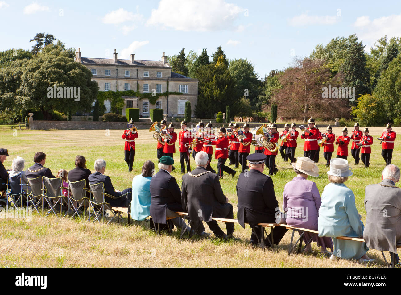 Appréciant les dignitaires de la Division du Prince de Galles à jouer à la Cour Hardwicke Tattoo militaire et civil Banque D'Images