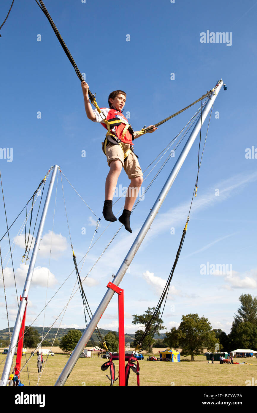 Garçon de 12 ans sur un trampoline bungee au cour Hardwicke Tatouage  militaire et civil, Hardwicke, Gloucestershire UK Photo Stock - Alamy