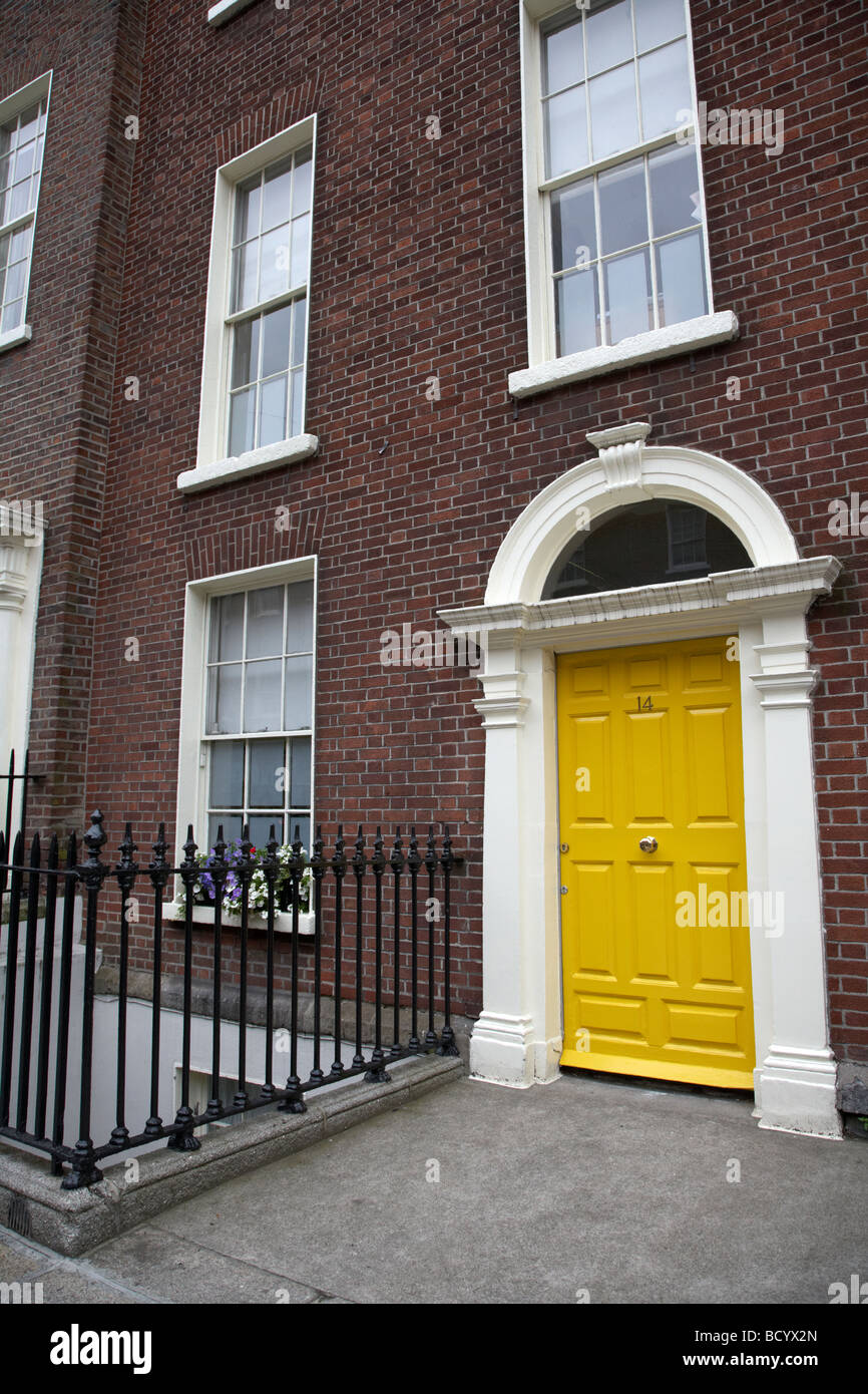 Géorgien peints en jaune sur la porte d'une maison en brique rouge Merrion Square Dublin République d'Irlande Banque D'Images