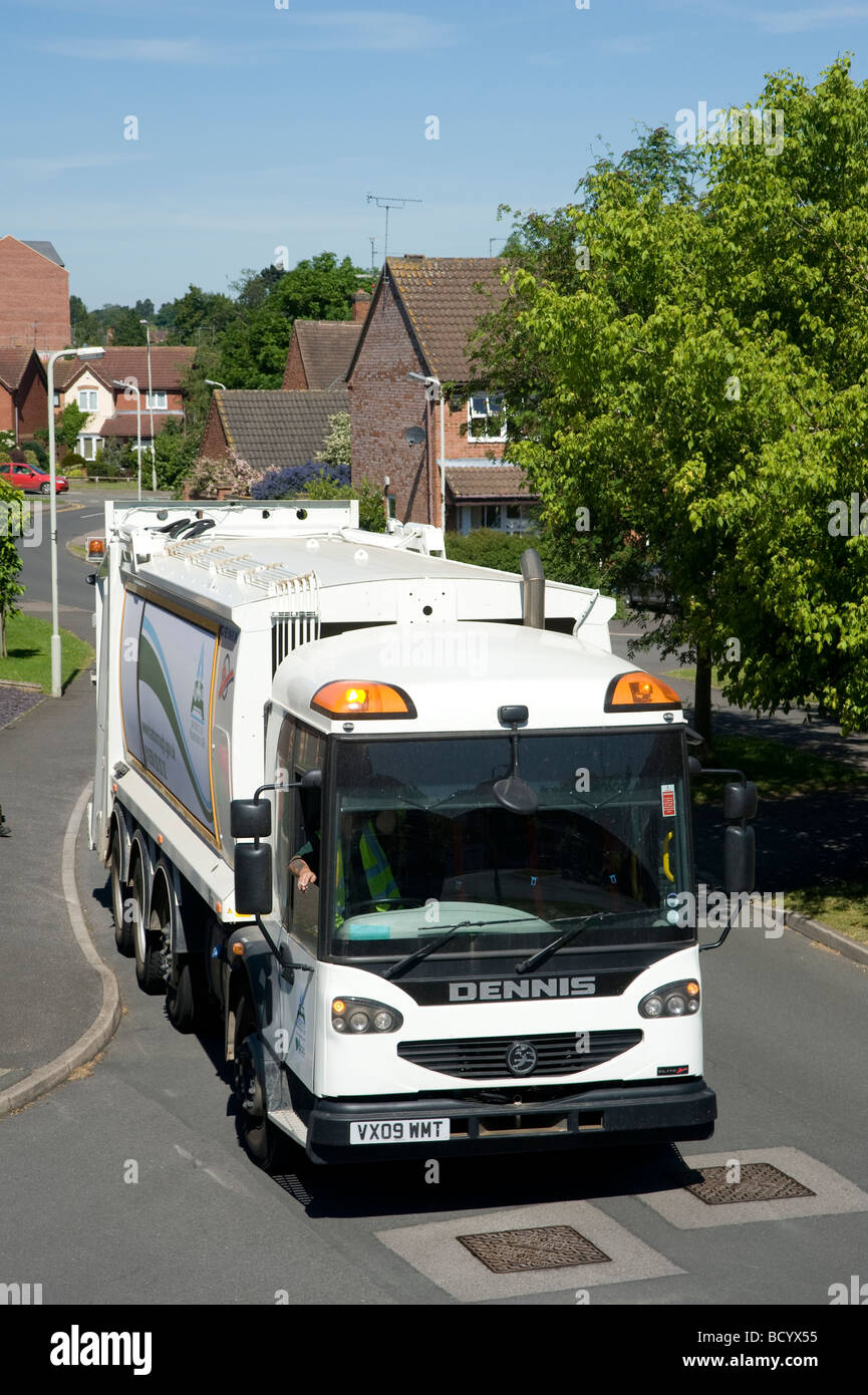 La collecte des ordures camion Dennis refuser et le recyclage des déchets sur une rue de banlieue en Angleterre Banque D'Images