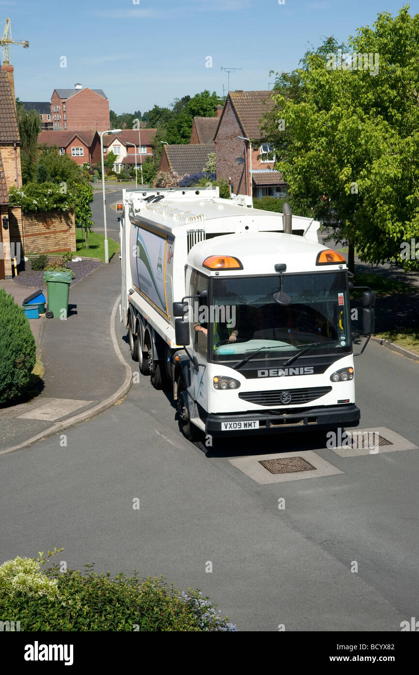 La collecte des ordures camion Dennis refuser et le recyclage des déchets sur une rue de banlieue en Angleterre Banque D'Images