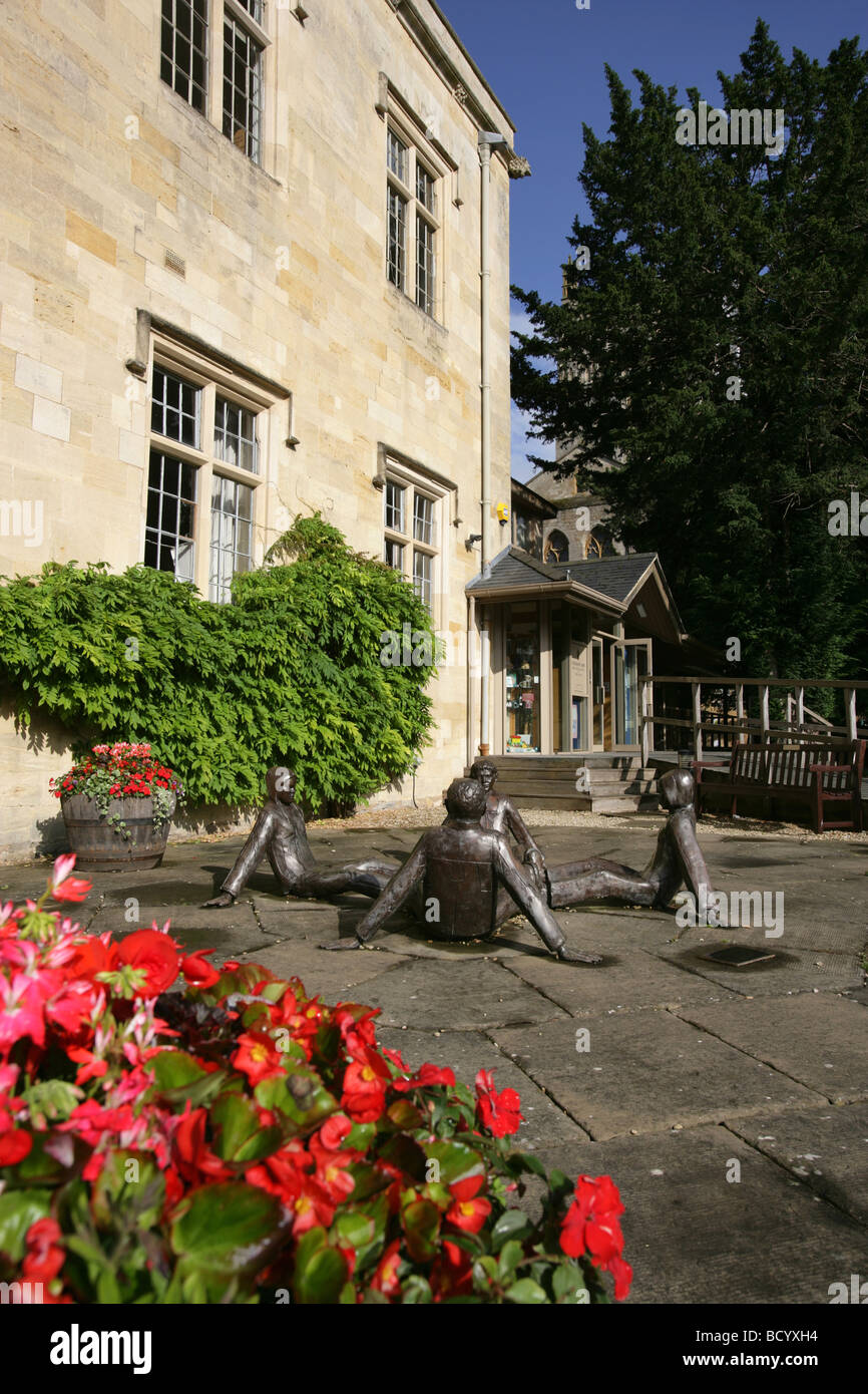 Ville de Gloucester, en Angleterre. Le public art sculpture de toucher les âmes à l'entrée de l'abbaye de Tewkesbury Centre de visiteurs. Banque D'Images