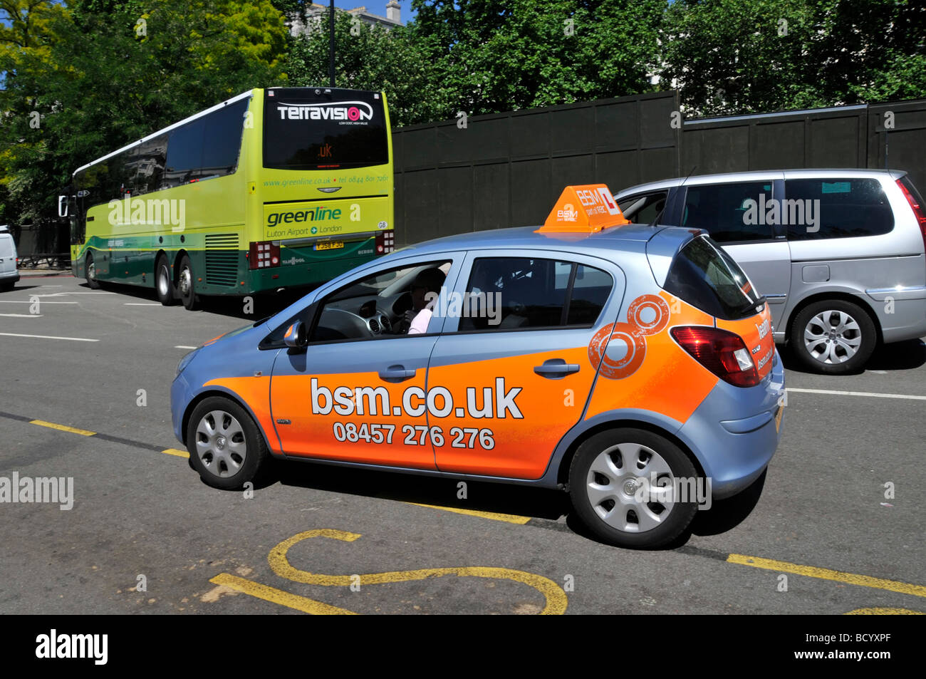 Adresse du site Web d'affaires BSM affichée sur le côté de la voiture d'entraînement dans Park Lane près de Marble Arch Londres pendant la leçon ou éventuellement en prenant un test Angleterre Royaume-Uni Banque D'Images