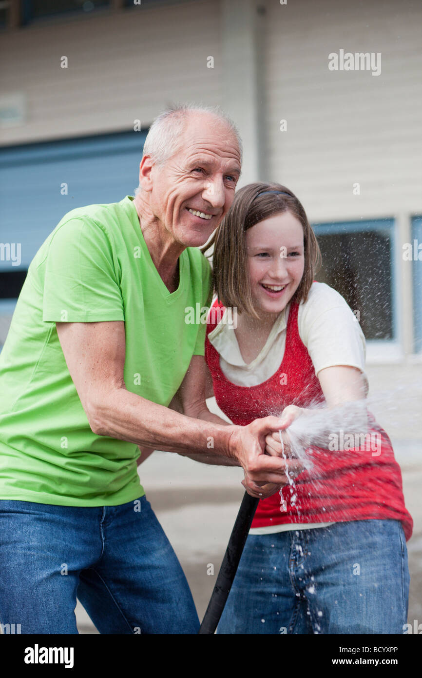 Vieil homme et jeune fille lave-location Photo Stock - Alamy