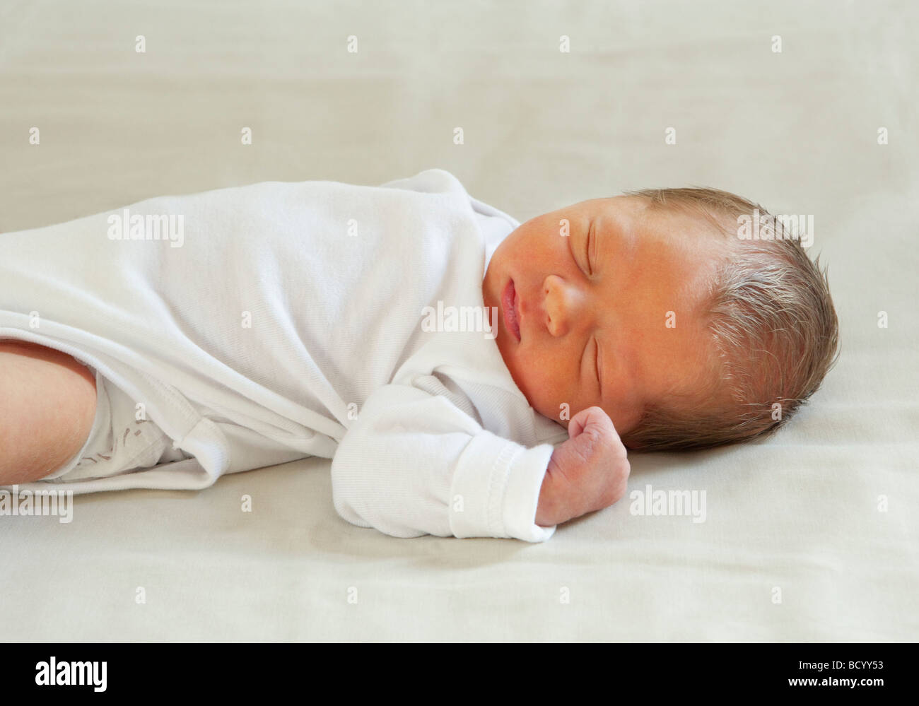 Bebe Couche Sur Le Dos Pour Dormir Photo Stock Alamy
