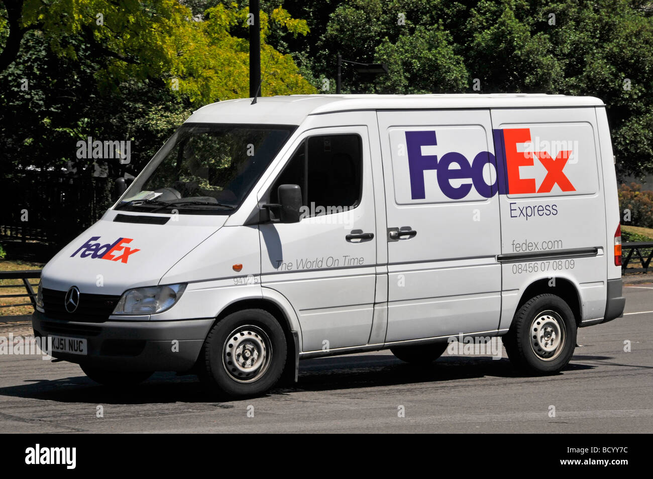 Colis FedEx delivery van Banque D'Images