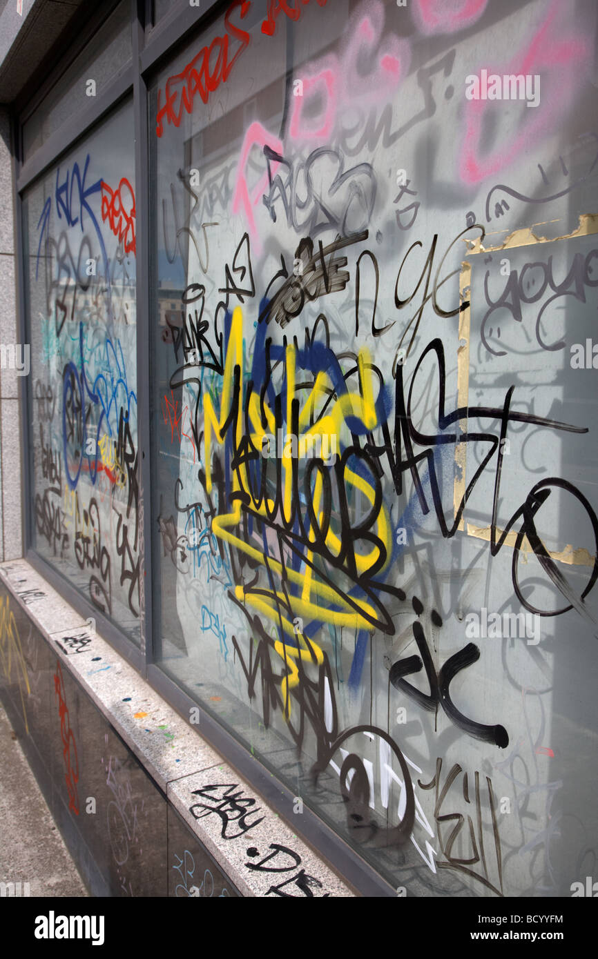 Shopfront désaffecté recouvert de graffitis en république d'Irlande Dublin Banque D'Images
