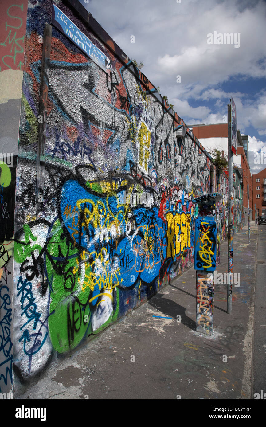 Le célèbre U2 mur recouvert de graffitis de ventilateur à Windmill Lane studios à Dublin République d'Irlande Banque D'Images