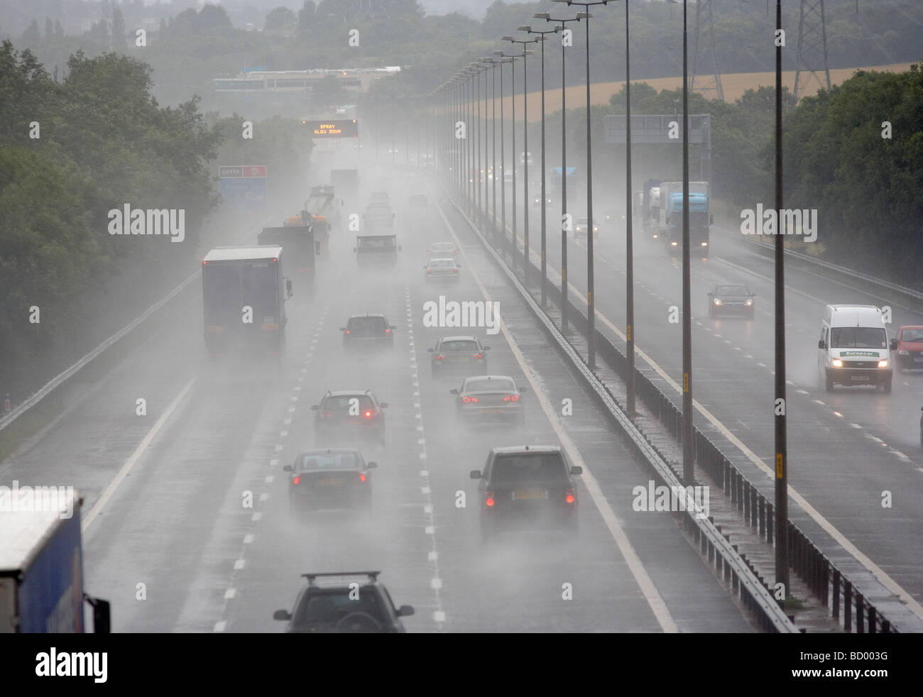 Le trafic sur l'autoroute M5 près de Guingamp, Worcestershire, provoquant de fortes pluies pendant la pulvérisation. Banque D'Images