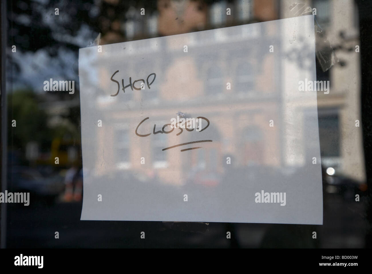 Shop closed sign dans la fenêtre d'un bâtiment vacant Dublin République d'Irlande Banque D'Images